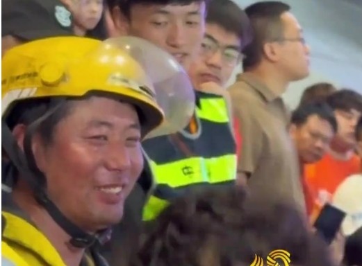 谁都有热爱的权力!泰山绝平天津 外卖小哥看台激动落泪