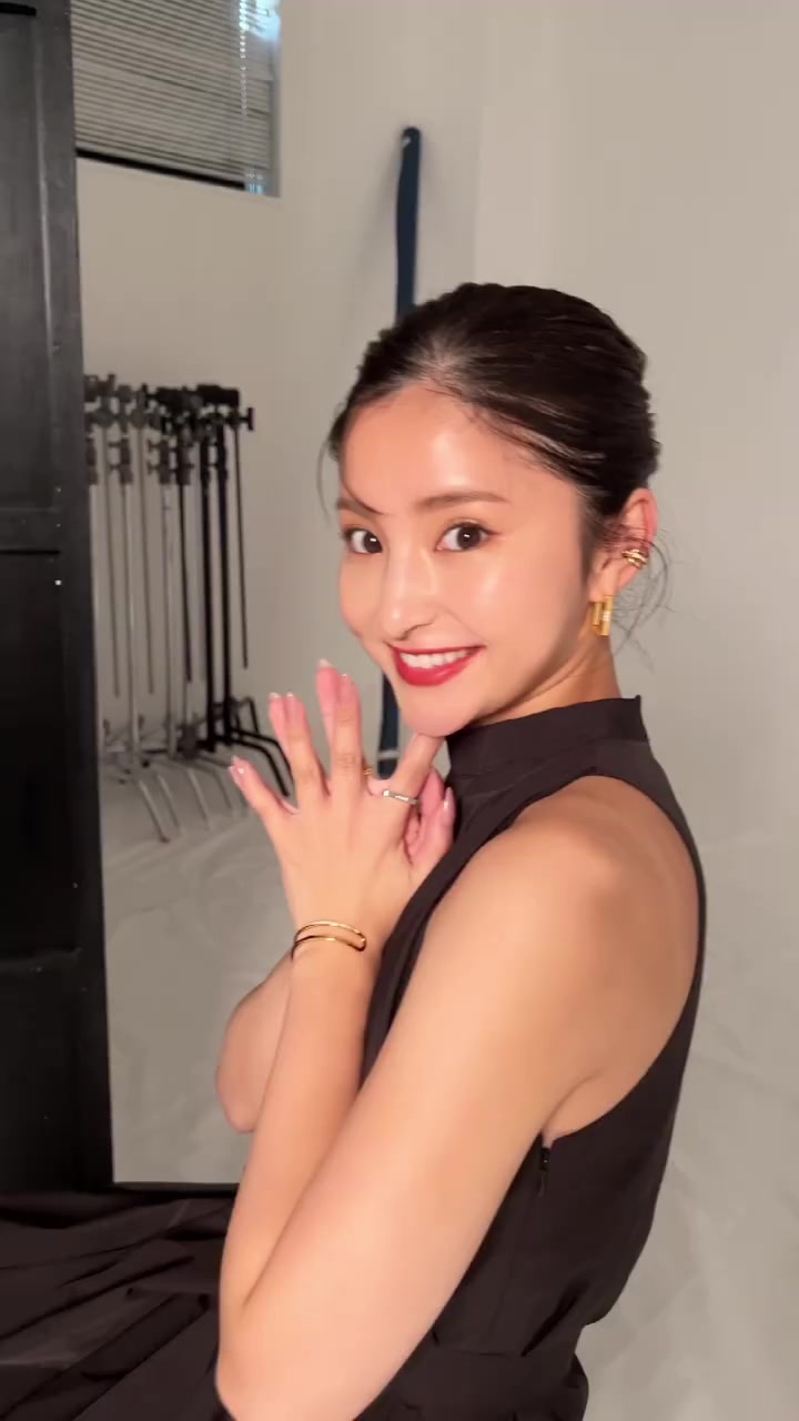 符合你的审美吗？堂安律女友性感又可爱