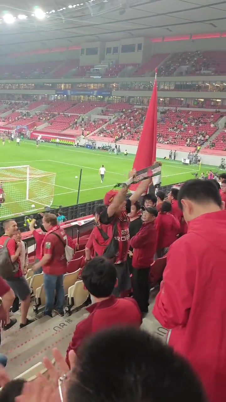 Thank you,China！海港看台的外国球迷