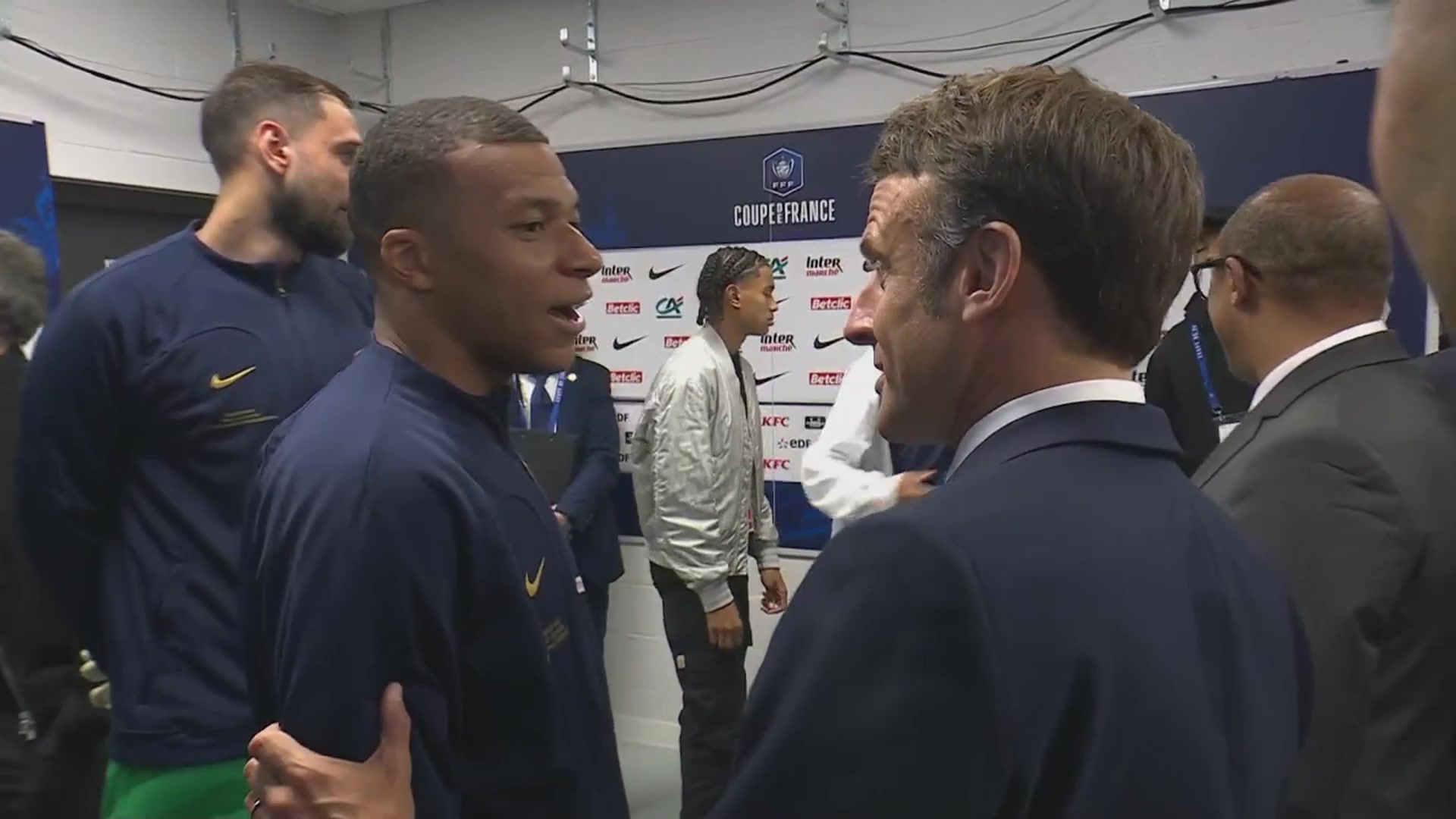 法国总统马克龙赛前来到球员通道，与姆巴佩握手+耳语