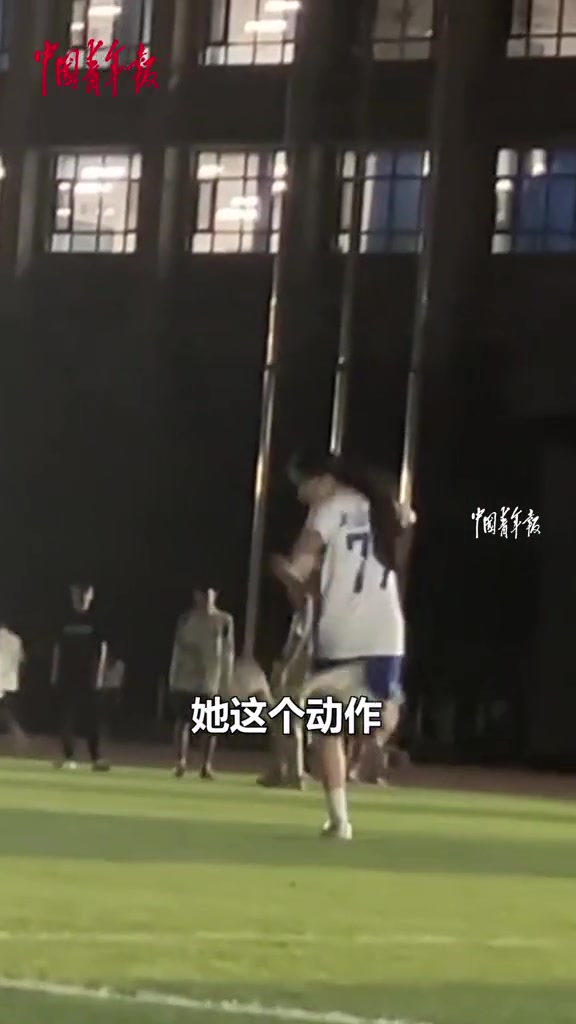 高校女足队长在操场练球，精准停球的动作太帅了