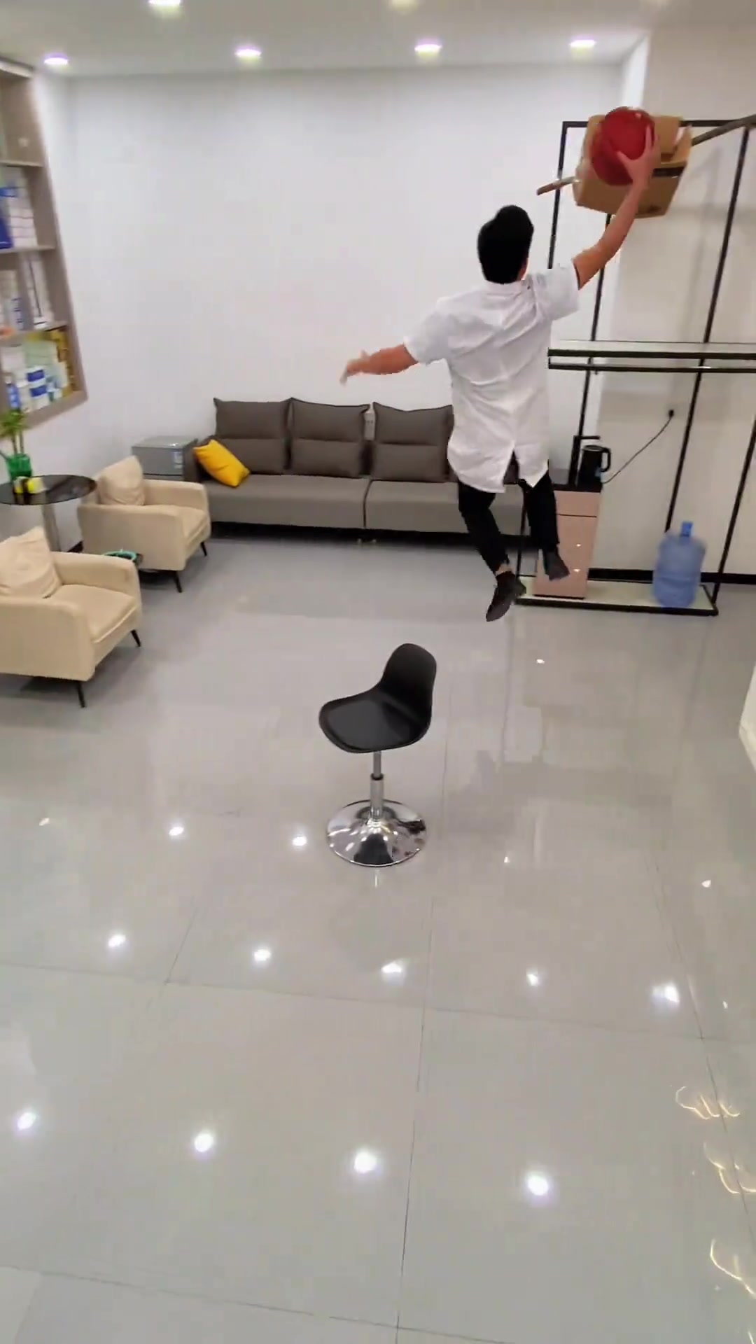 病人：就拔两颗牙怎么多拔了一颗？医生：And one！