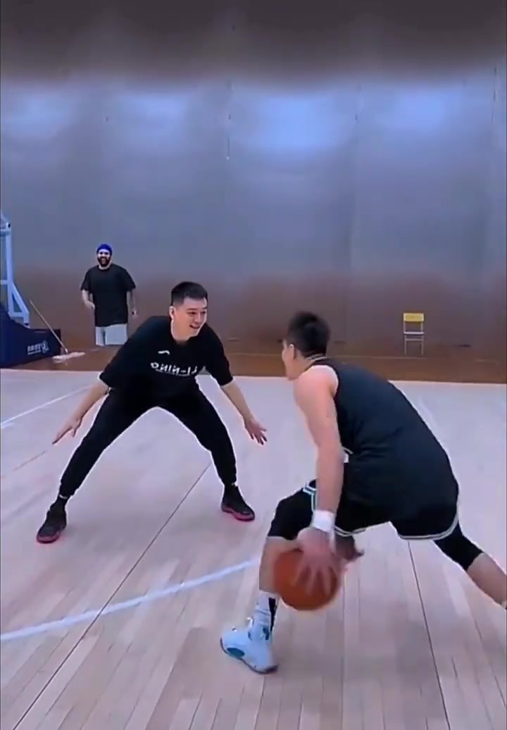 郭艾伦：打你个教练够够的