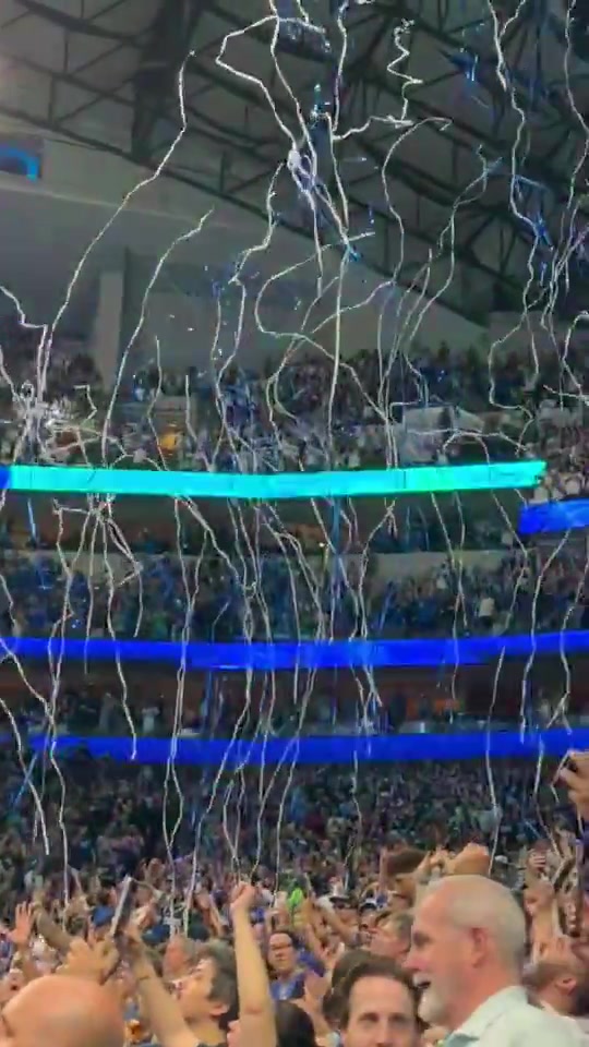 3-0！独行侠主场成欢乐海洋！球员退场各个笑开花！加福德一脸严肃淡定！