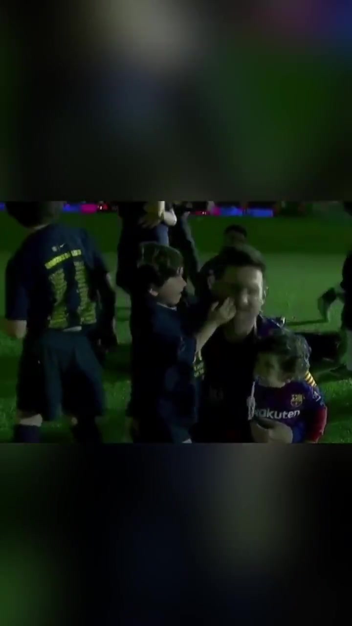 想不到吧，在球场上叱咤风云的梅西却拿他毫无办法!