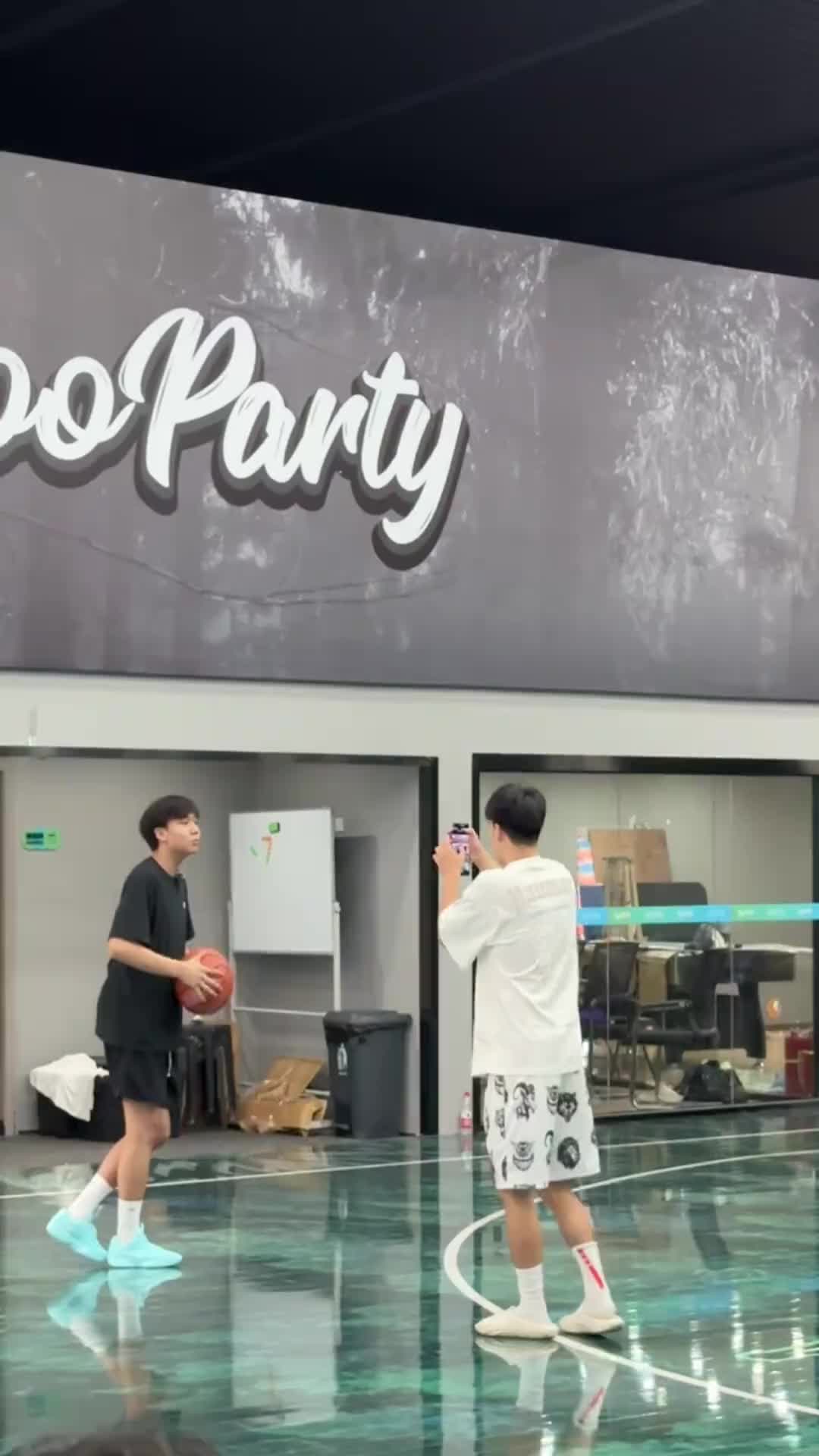 柯冉在zoom party短视屏拍摄现场 美女真的好多！
