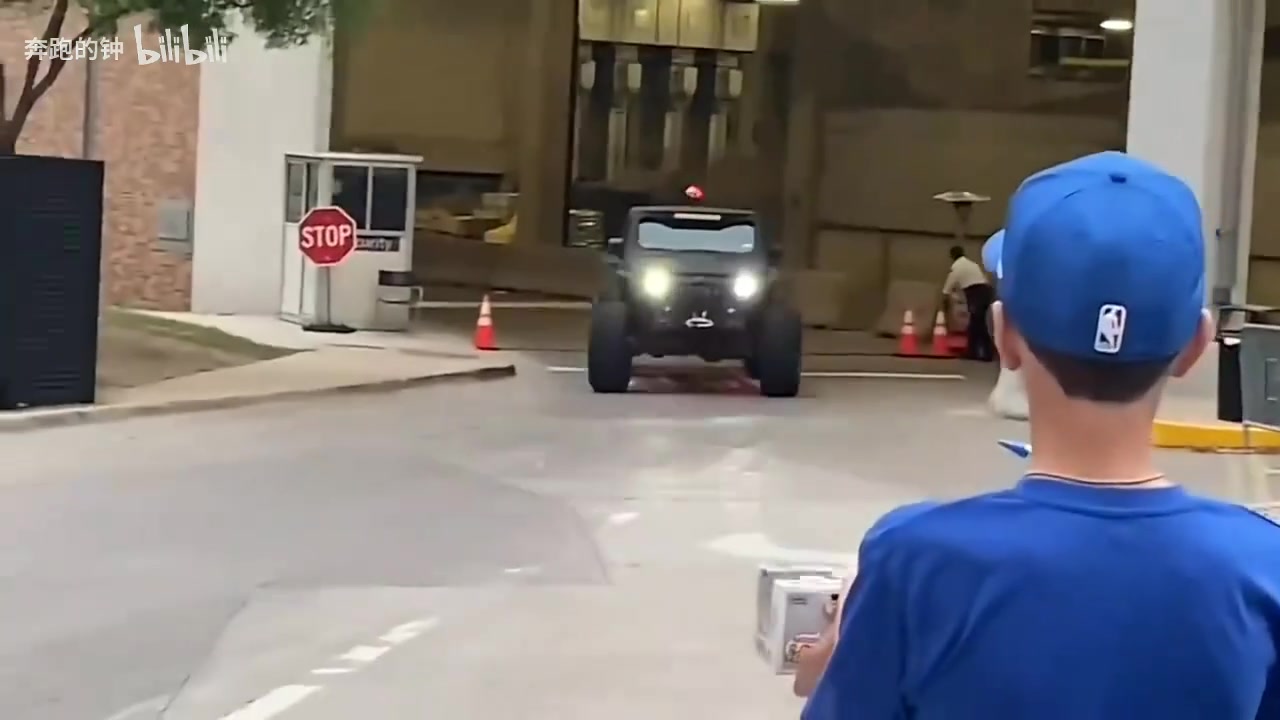 还差一场！东契奇此前给小球迷签名 这车真不错啊！