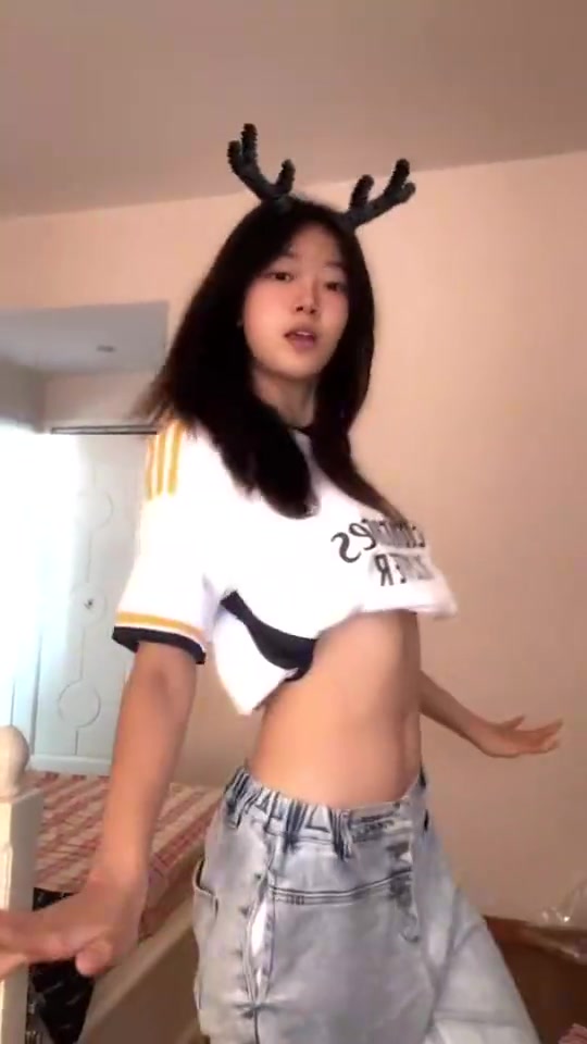 贝林厄姆女球迷 头戴鹿角发带上演热舞