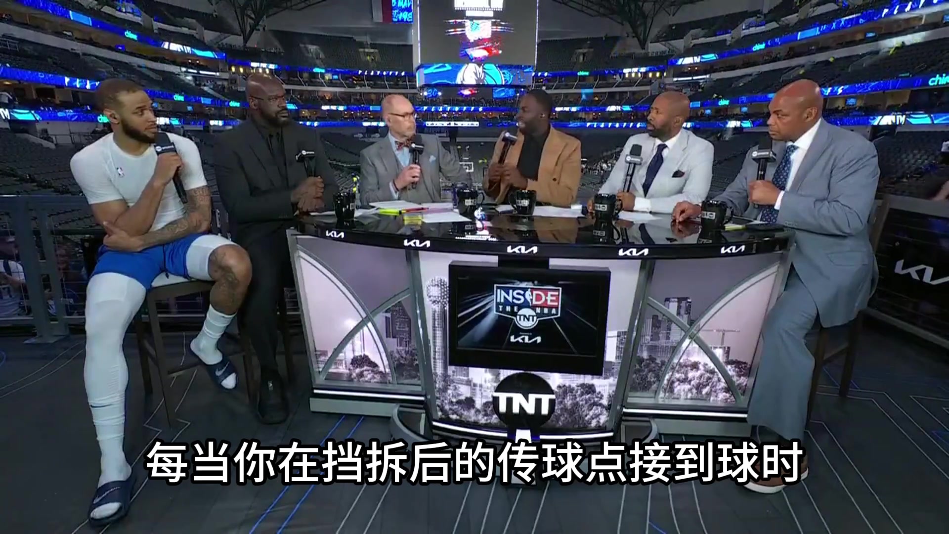 追梦建议加福德：当你在挡拆后接到球时 如果不太习惯直接进攻，你可以手递手传球给那侧的后卫