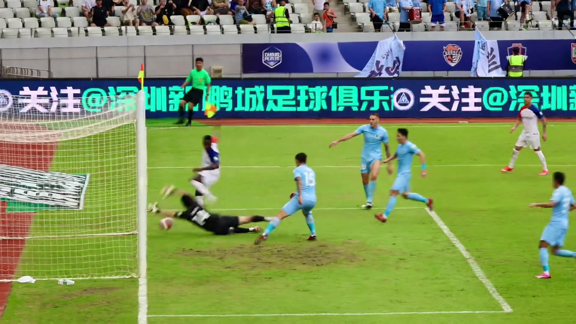 马莱莱就门前补射破门，申花开场1-0领先新鹏城！