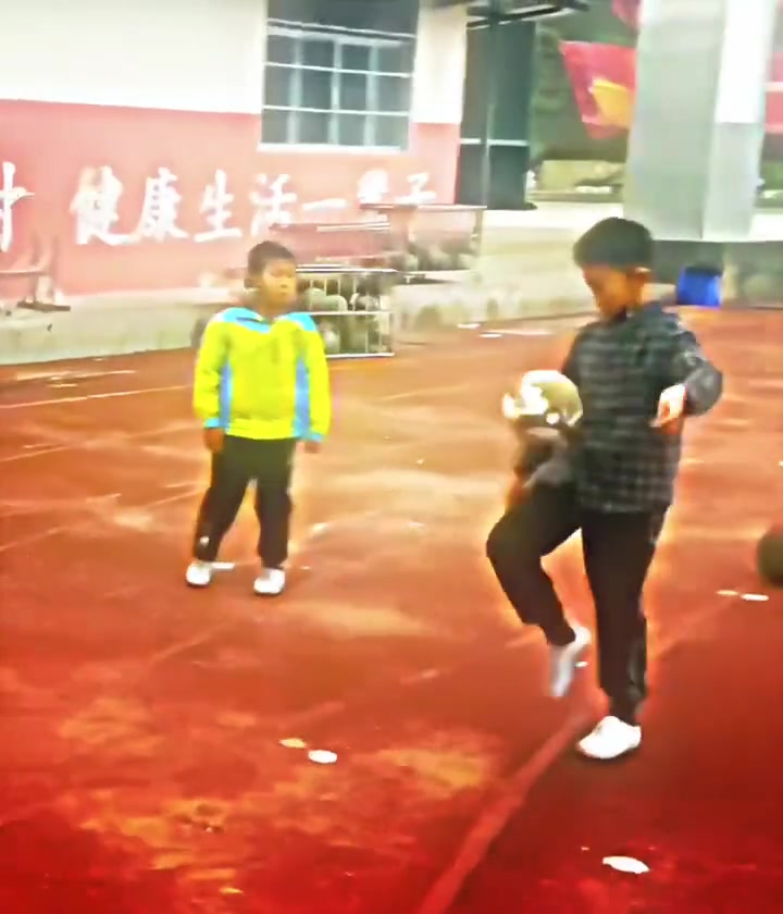 有一说一，这几个小学生的颠球什么水平？