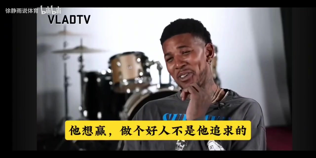 尼克-杨：科比不是友好的人，有一次替补席坐满了，他让新秀起来坐地板，他自己坐上去