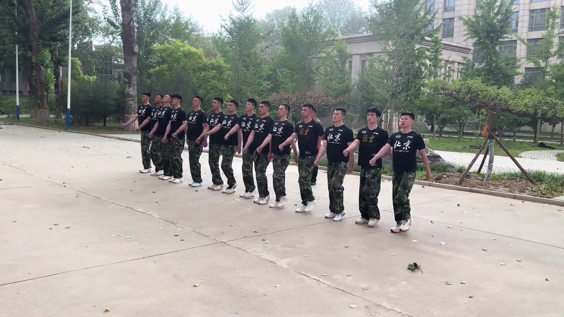 翟晓川晒球队军训视频：一点一点努力把之前的东西找回来，从现在开始~