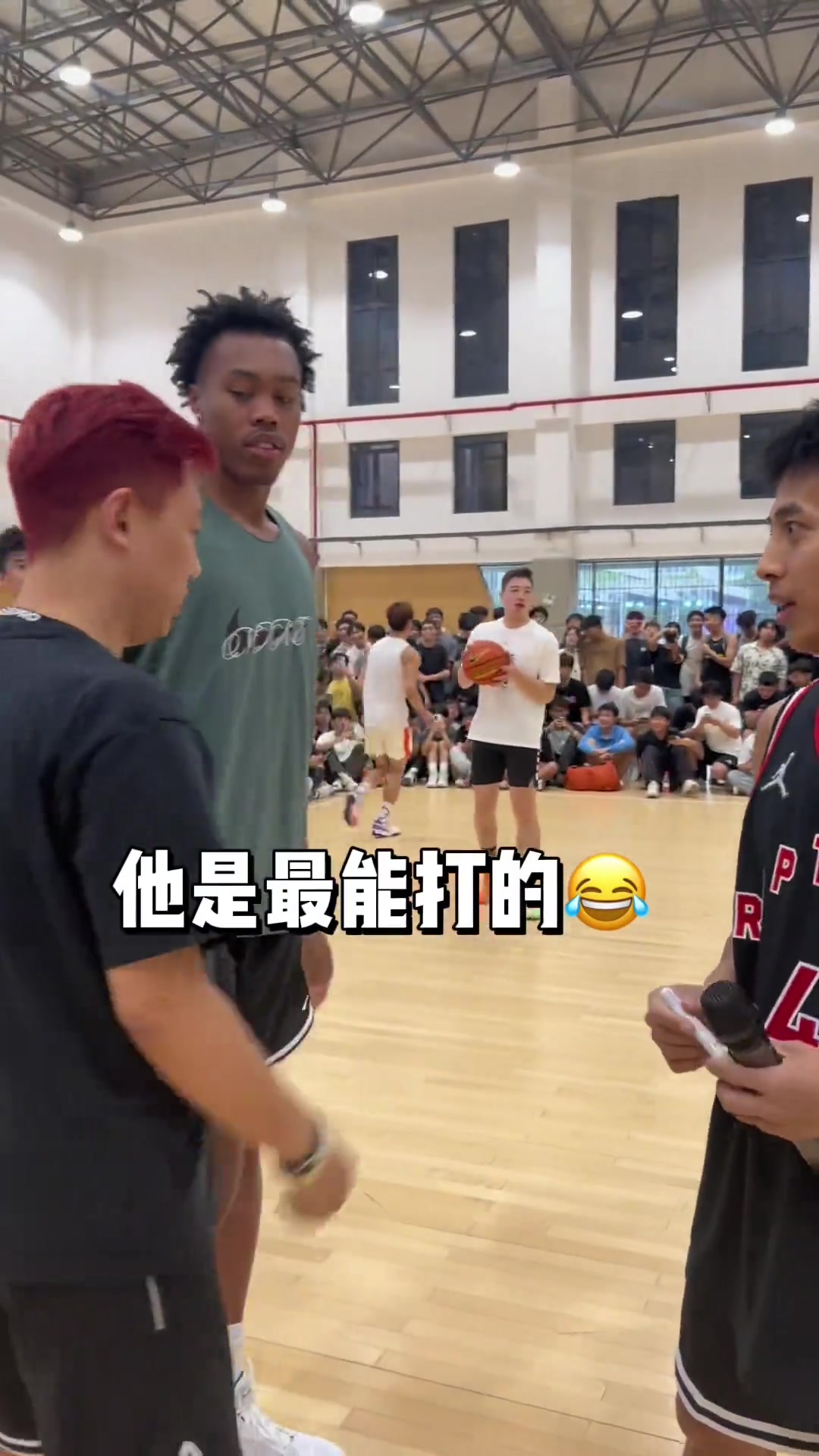 别跟职业比！在猛龙巴恩斯绝对天赋面前 网红军哥只能凑人数鼓鼓掌