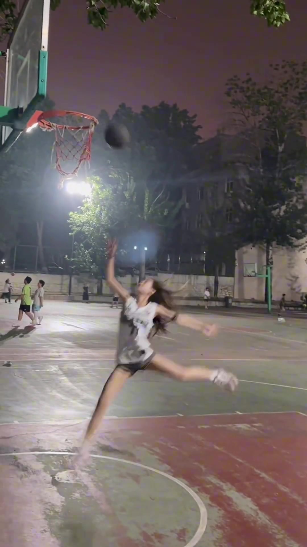 放眼NBA都没有人做得出来这动作，乔丹可以换商标