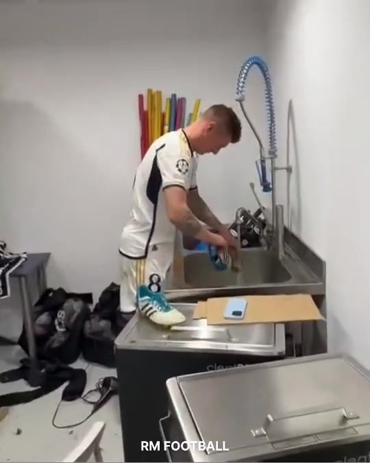 你看看 托尼都亲自洗鞋