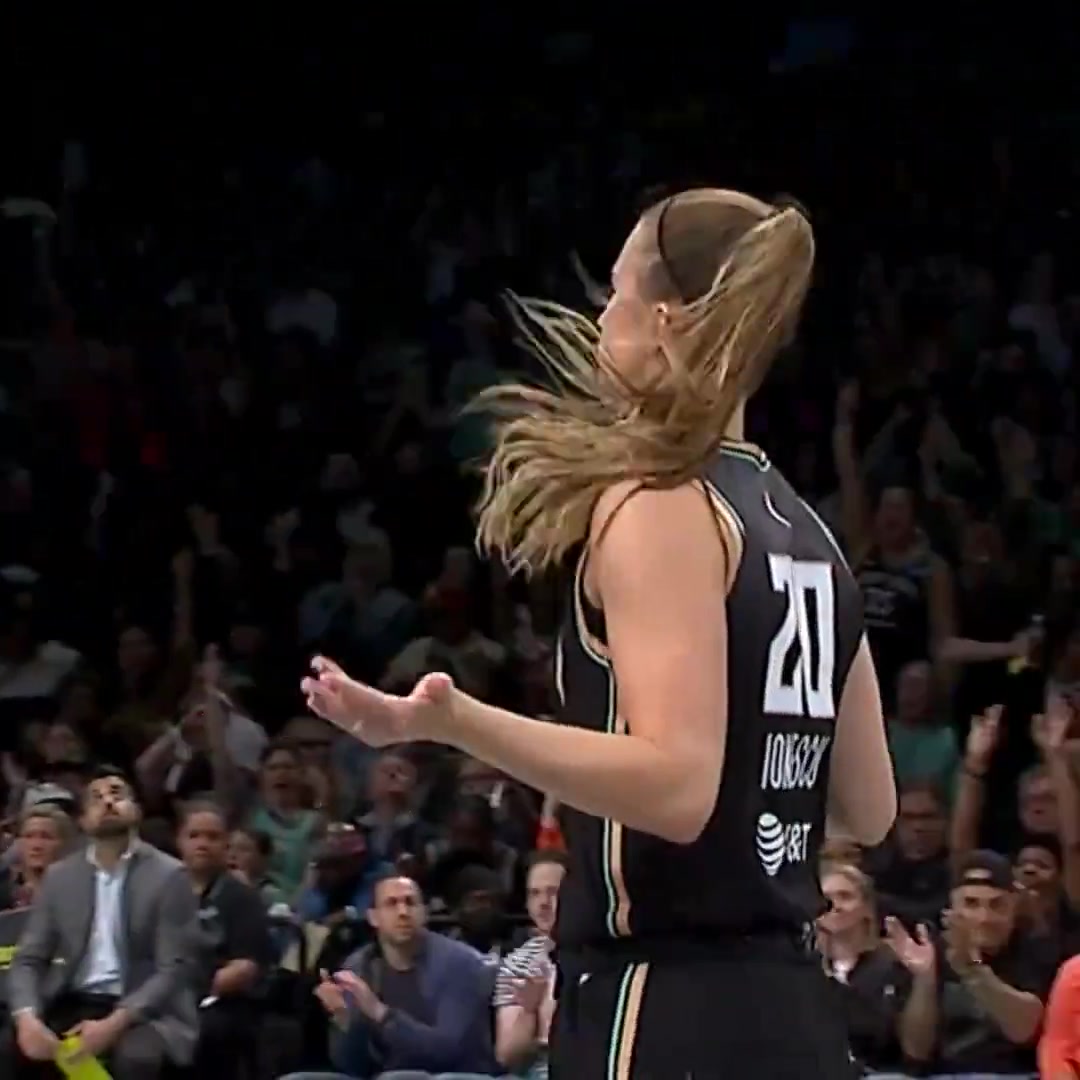 欢迎来到WNBA！约内斯库假传晃开状元克拉克飚进三分 做出了经典摊手庆祝