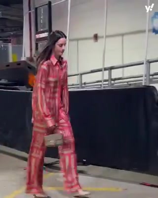 哈哈哈起晚了吗？状元凯特琳-克拉克穿个睡衣就进场了