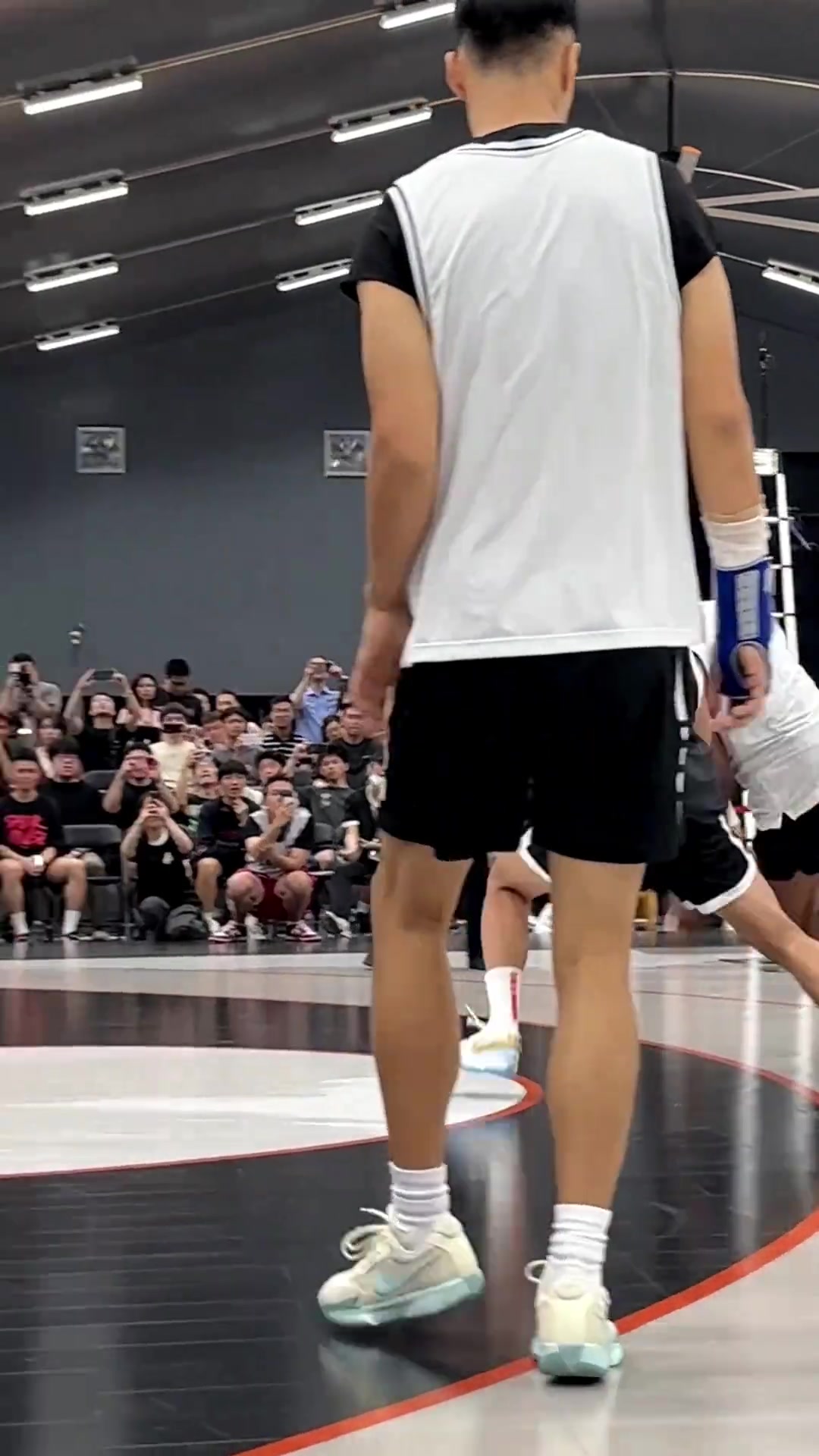 NBA球员打野球还是挺轻松的
