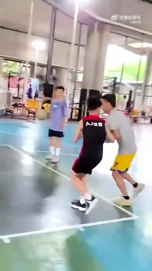 吧友们来看看，这球是妥妥的走步吧？