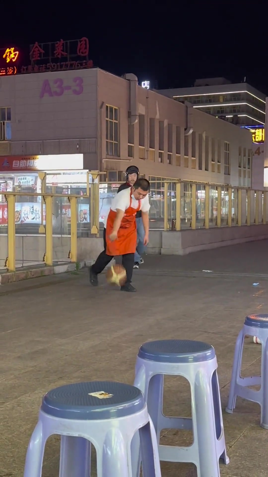 他曾经也是篮球少年，只是被生活磨平了棱角？