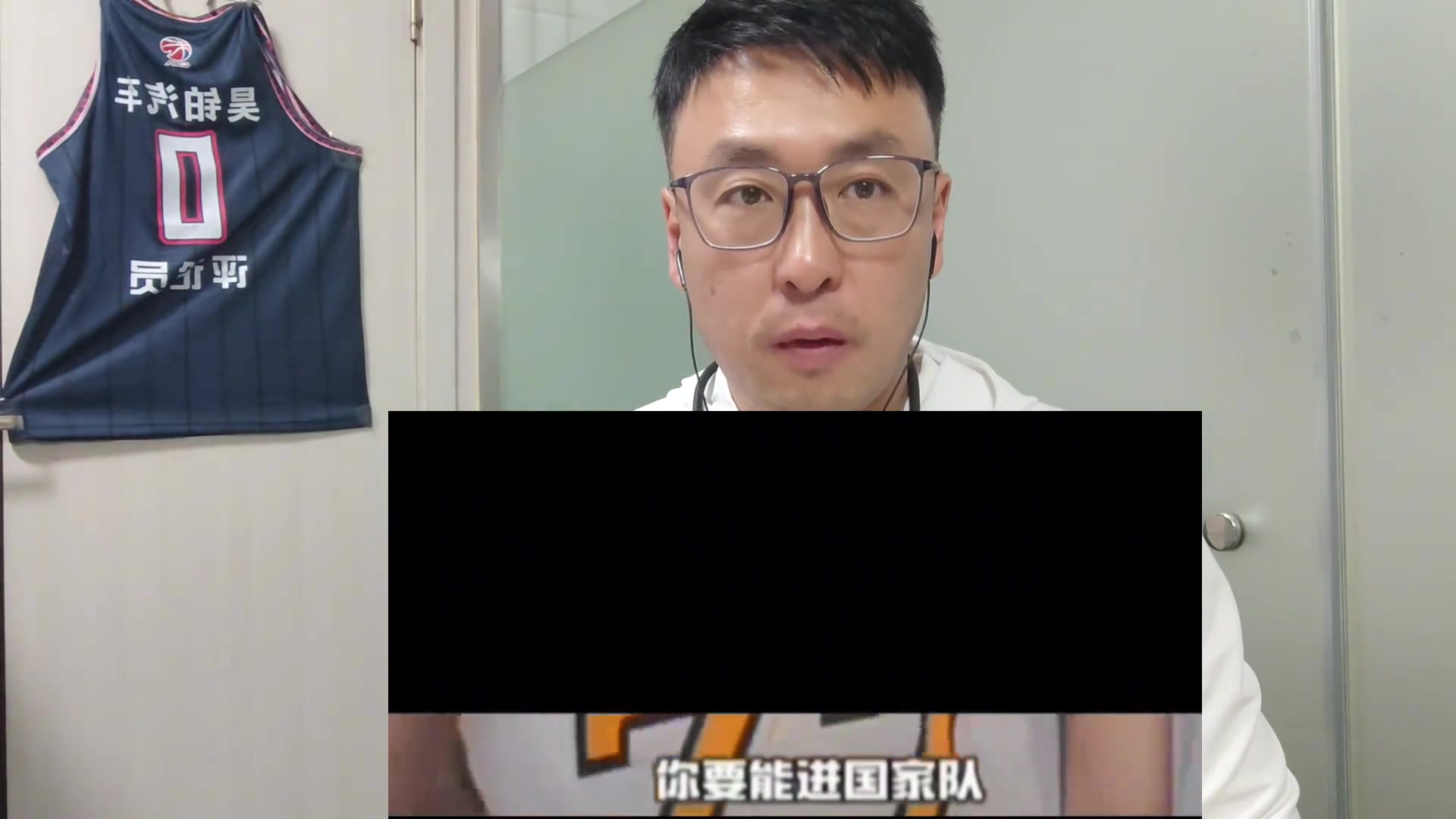 某评论员点评杨毅言论：为啥非要捧一个踩一个？端水递毛巾不需要人做吗？这不是牺牲吗？