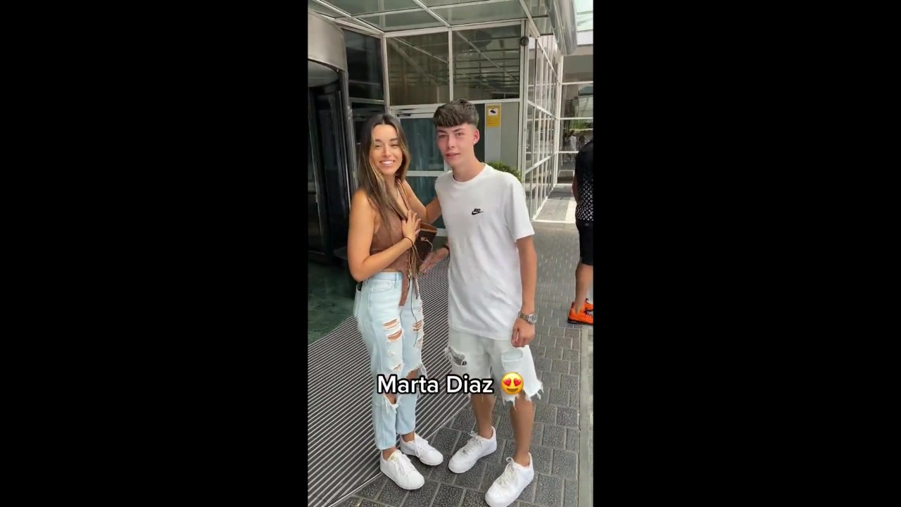 防男粉丝偷看？雷吉隆女友合影时挡住胸部