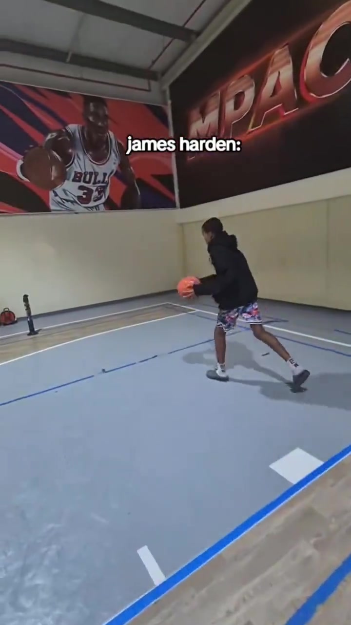 小孩哥恶搞模仿nba球星 看到莫兰特绷不住了！