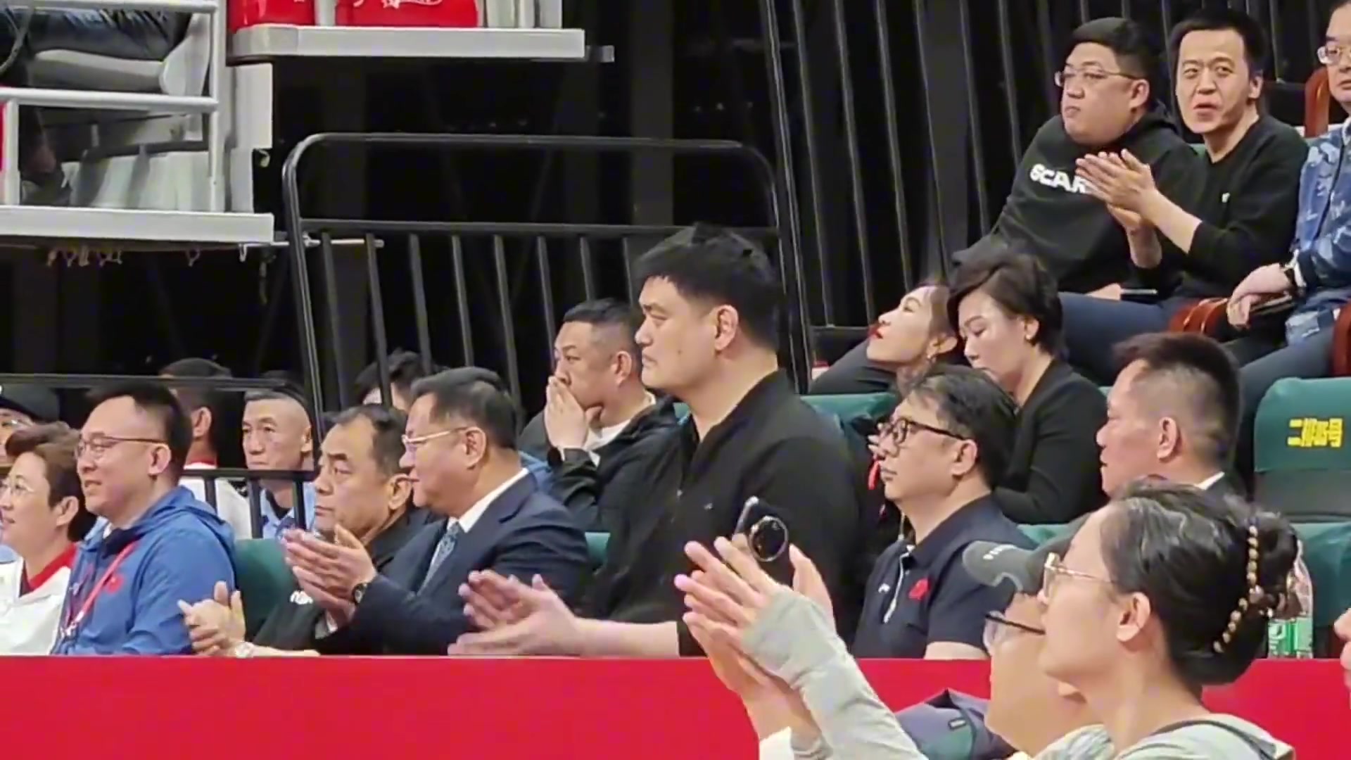 杨毅：大家现在天天都盼着篮协的人被抓，主要还是因为国家队成绩一塌糊涂！