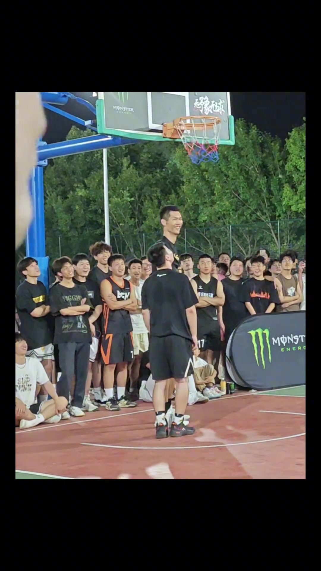 这球打不了一点点，他已经站在终点了。