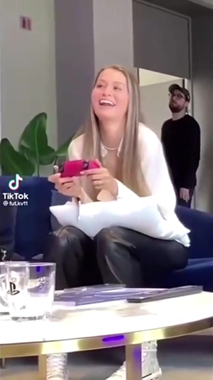 姆总也喜欢这型？姆巴佩看阿方索前女友的眼神