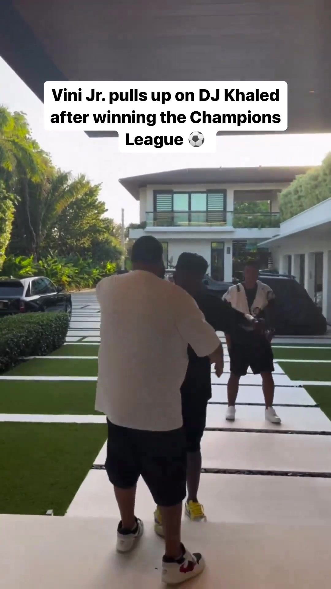 维尼修斯在迈阿密 DJ Khaled 的家中悠闲地休息