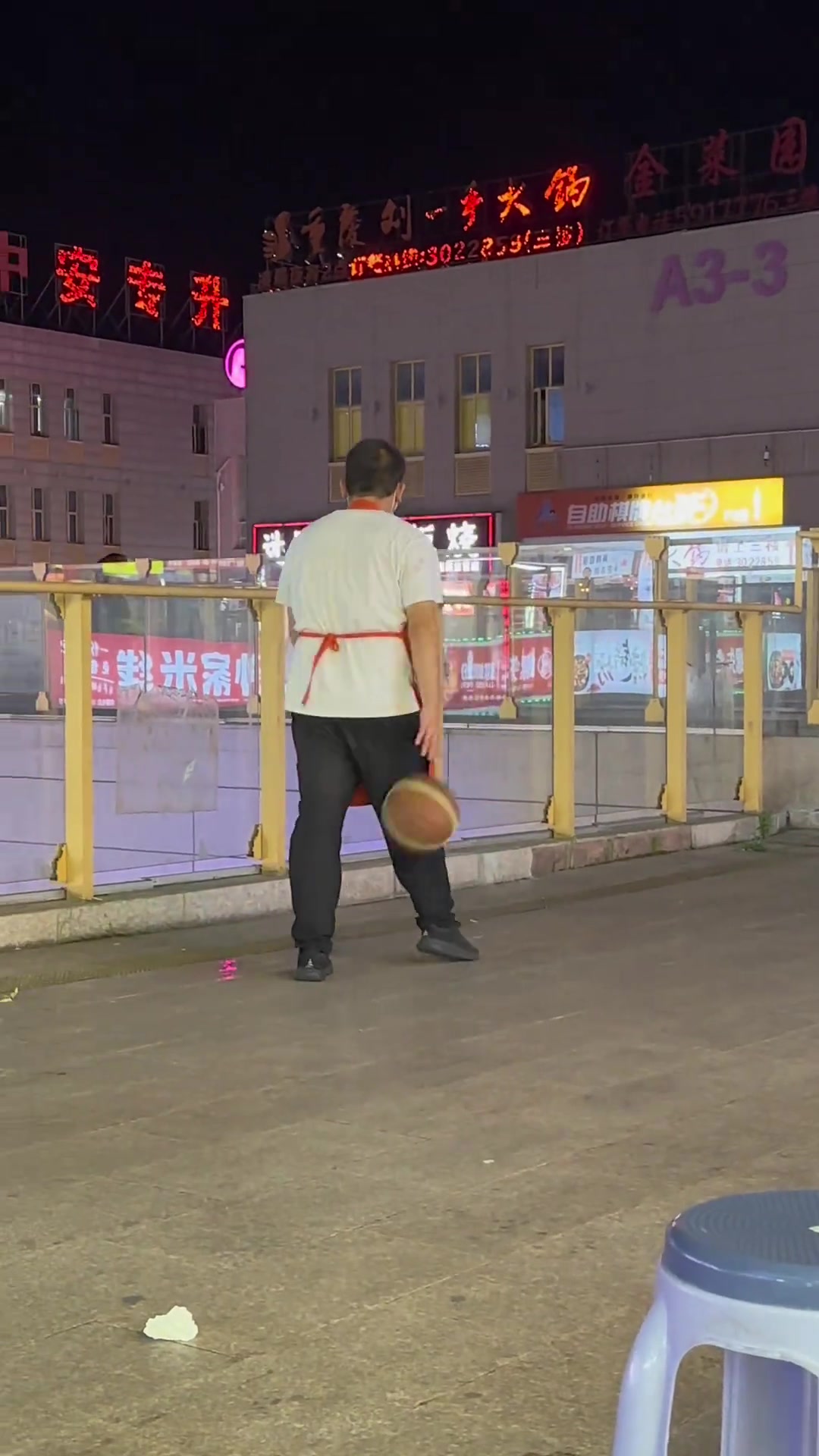 他曾经也是一个热爱篮球的少年吧