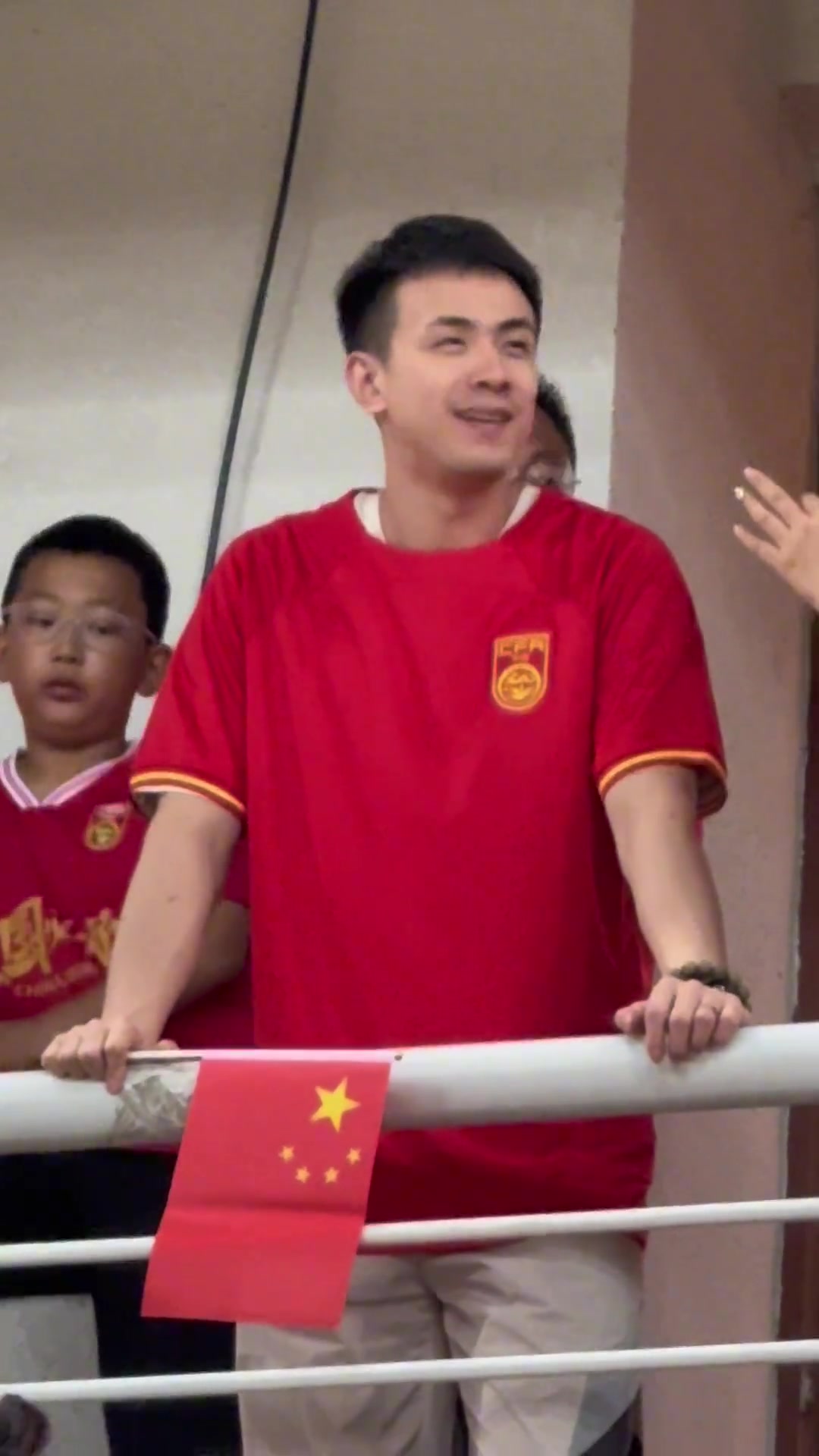 浑南内马尔来了！赵继伟身穿国足球衣现场看球~