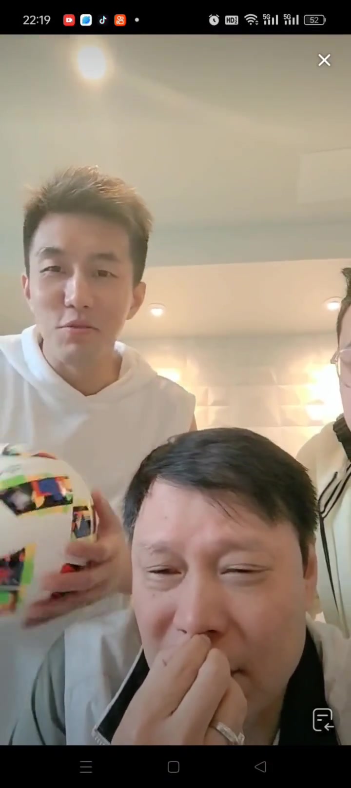 郭艾伦和范志毅直播间出现“篮球足球一个样”的评论 艾伦：你看多悲观啊 我们接受一切心态