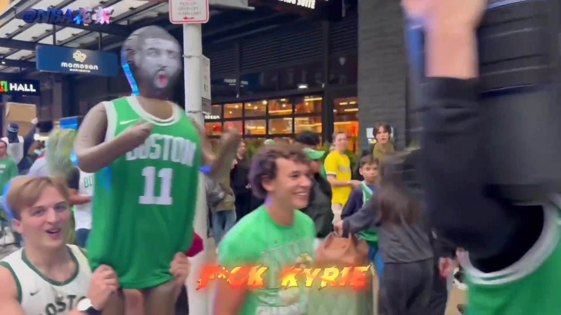 法克出新高度！凯尔特人球迷制作欧文人偶游街“f**k kyrie！”