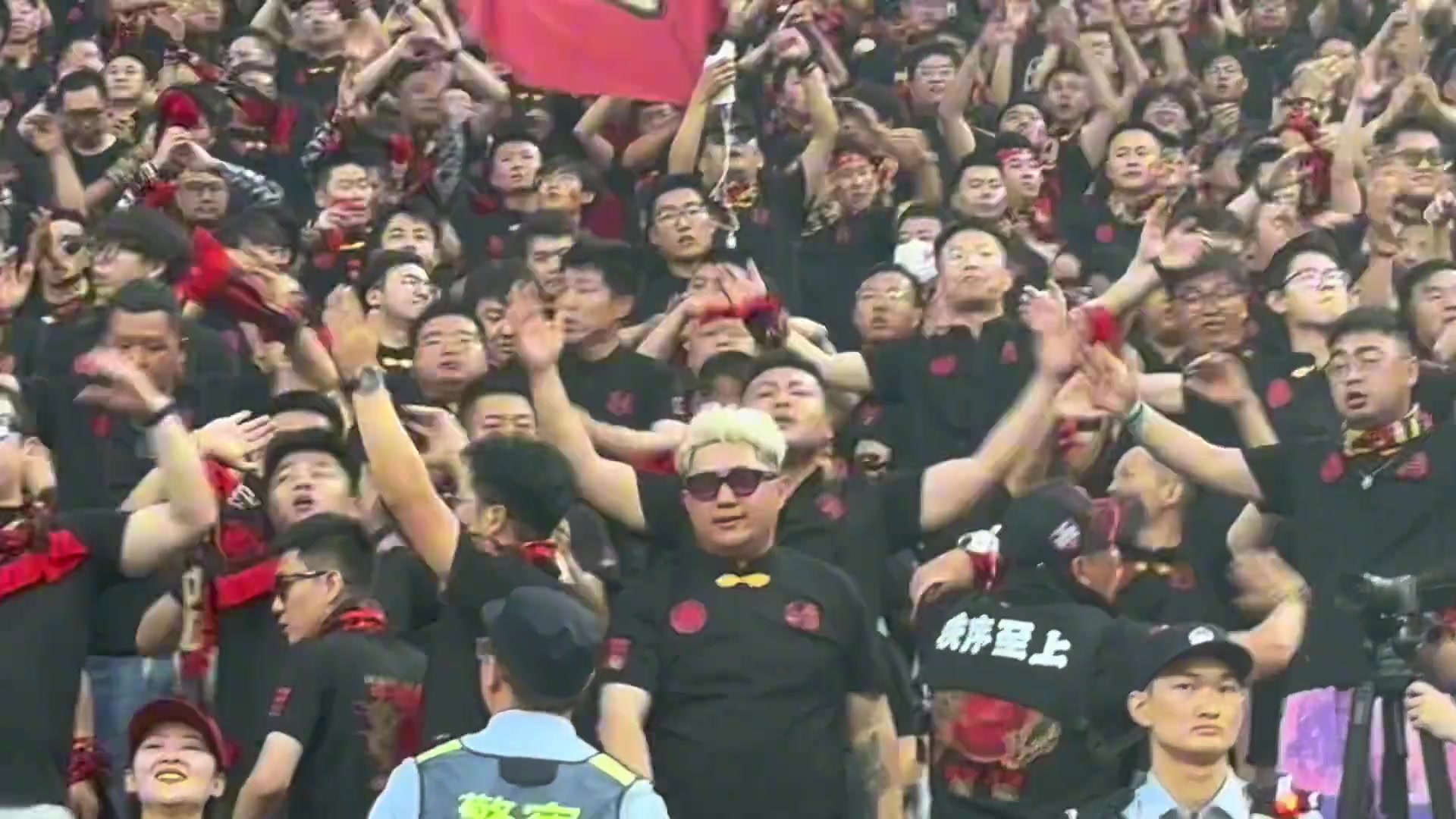 “规划球迷”？！现场有黑人小哥一起欢呼助威