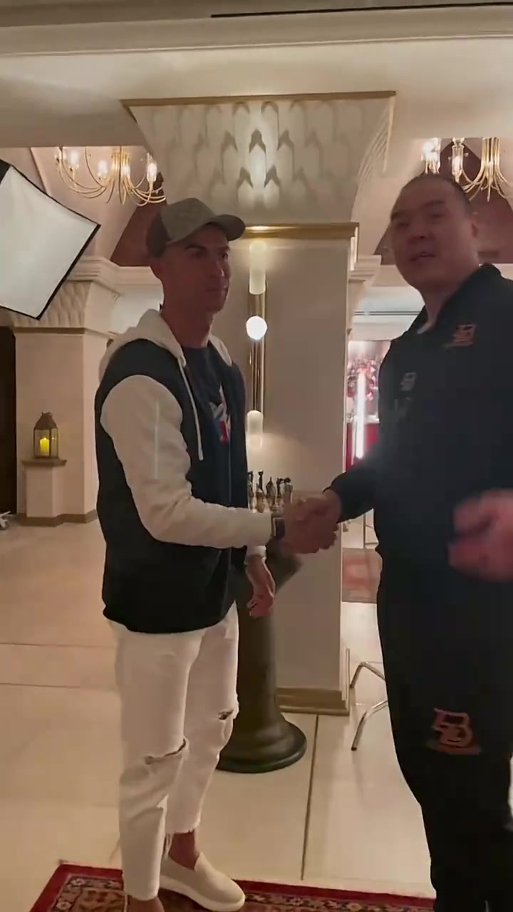 有关系啊！张志磊和C罗合影聊天