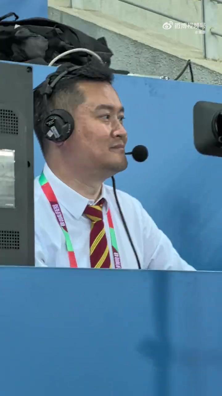 费南多打飞点球，赵继伟无语到WC，解说席上的贺炜也无奈了…