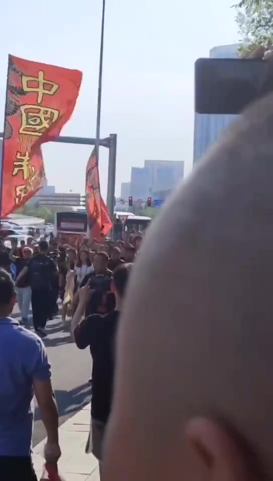 魔鬼主场！球迷的歌声响彻沈阳街头，中国队雄起