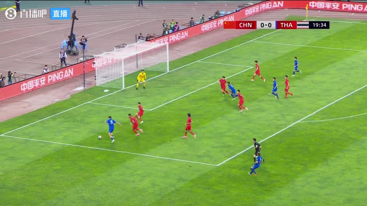 国足主场0-1落后！1米69素巴楚轻松头球破门