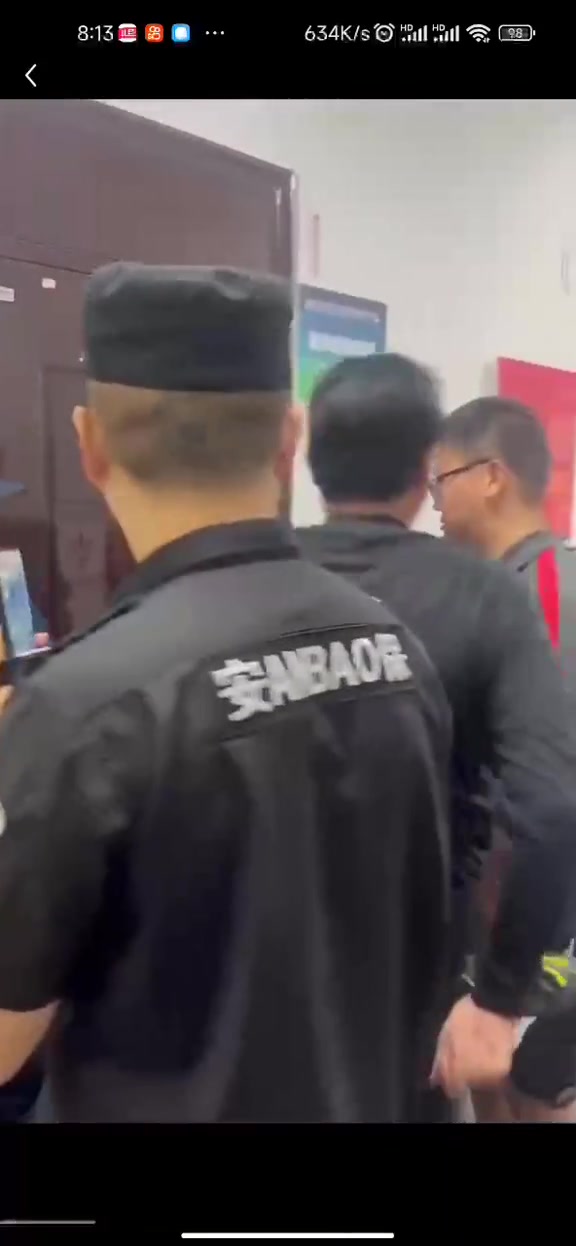震惊！海港B队主教练带人袭击裁判休息室？！