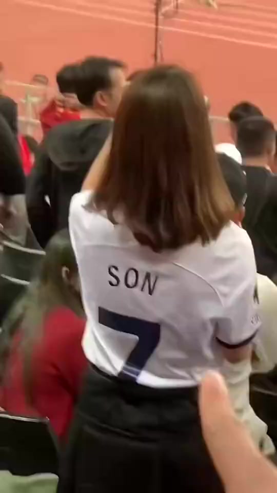 女球迷穿孙兴慜球衣遭怒骂：你是中国人还是韩国人？