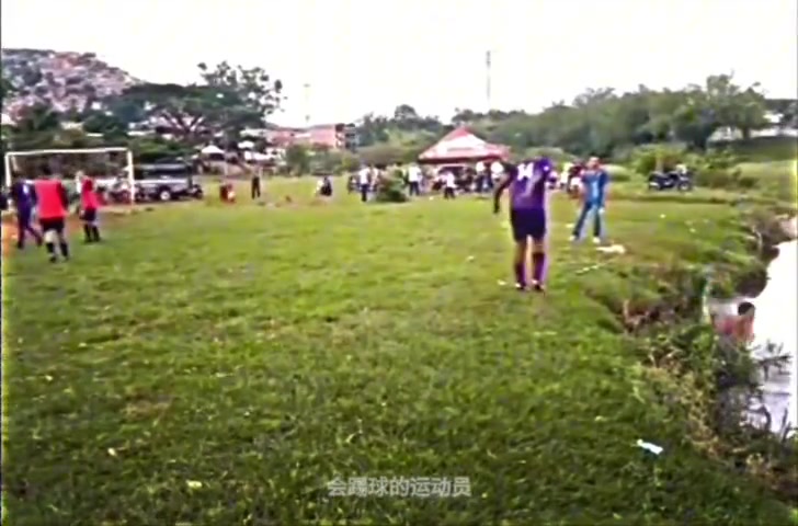 原来踢球也要会游泳才行
