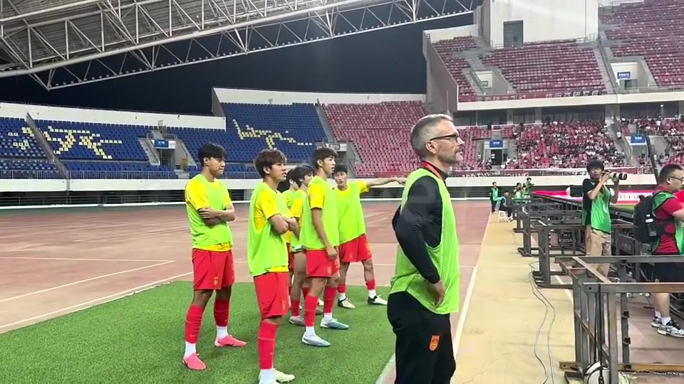 U19国青1-0领先韩国后，场边替补球员瞬间high翻