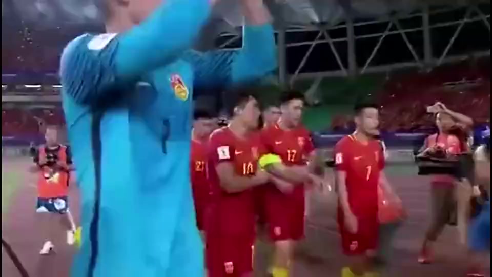 泰国vs新加坡牵动亿万国人的心！黄健翔：足球就是世界第一运动，不服？不服你死去