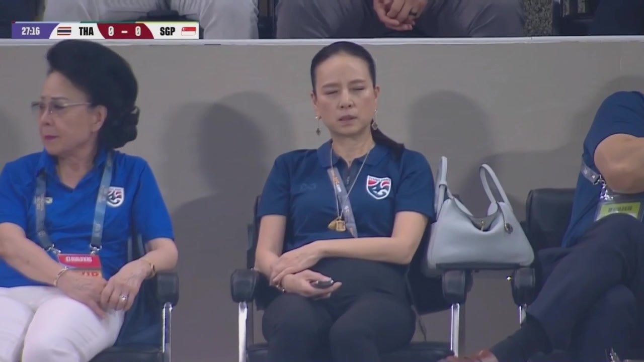 这都能扑？新加坡门神桑尼哥低封脸挡，让泰国美女主席思考人生