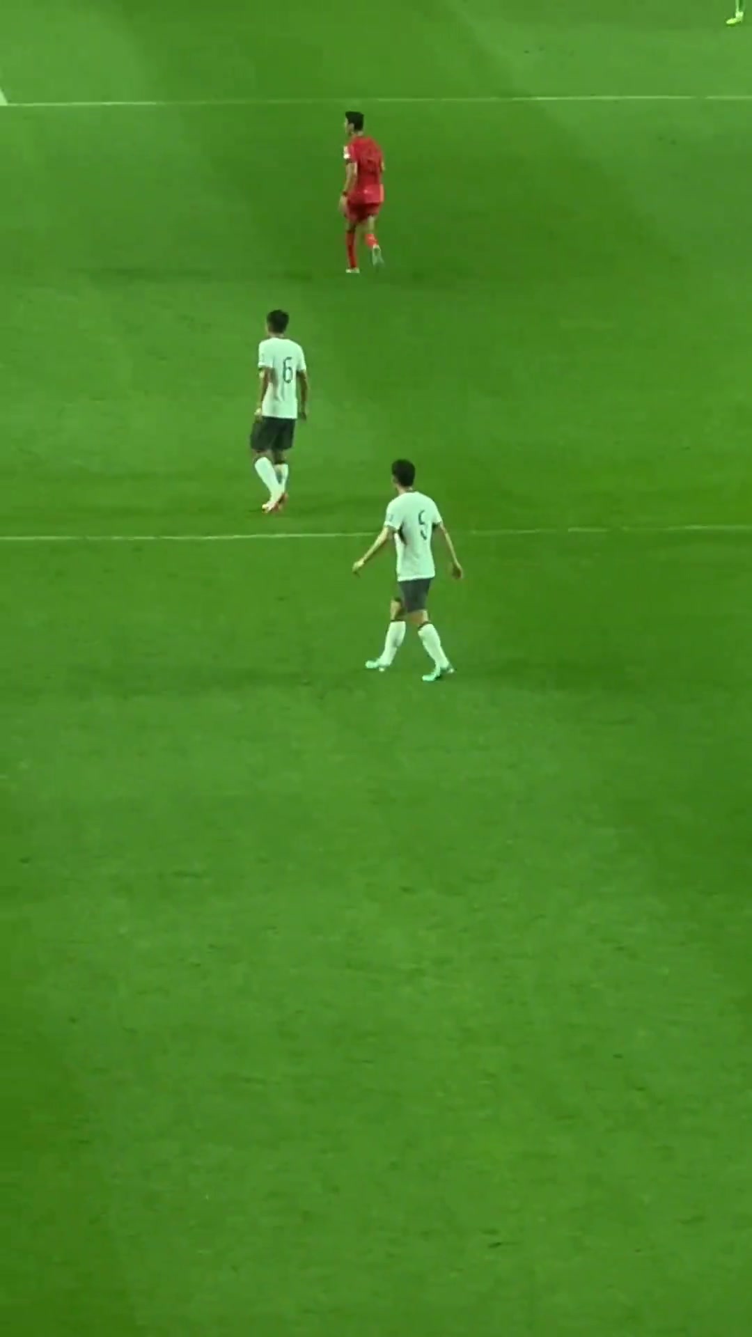 难怪被比3-0？中国球迷在客场球迷区齐喊“傻X 孙兴慜”