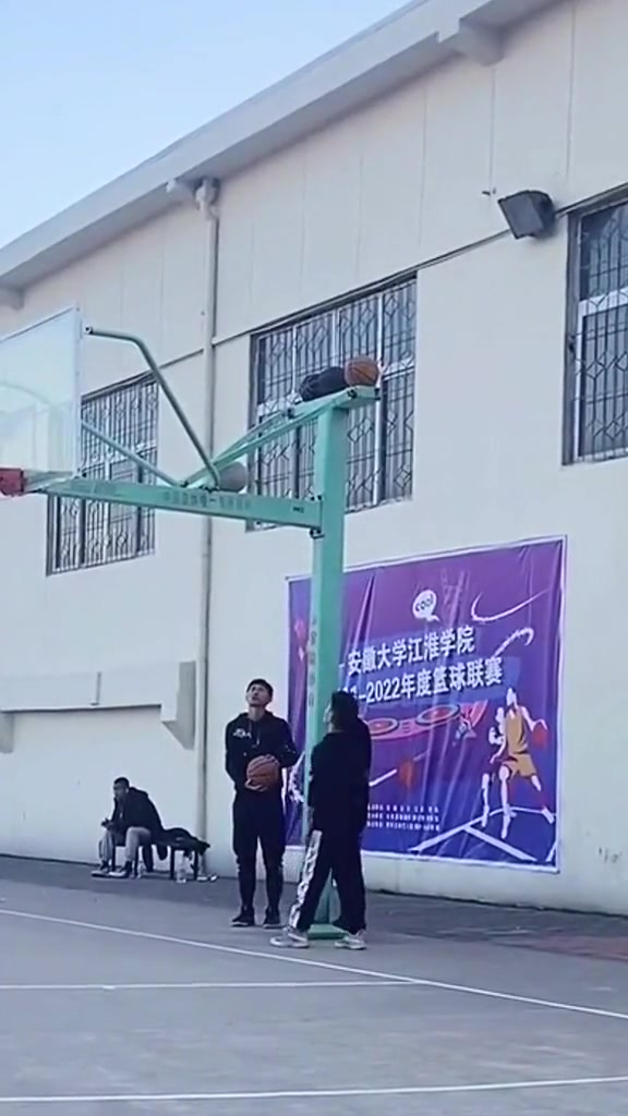 有没有跟损友在球场做过？我猜他们的赌注叫做你厉害！