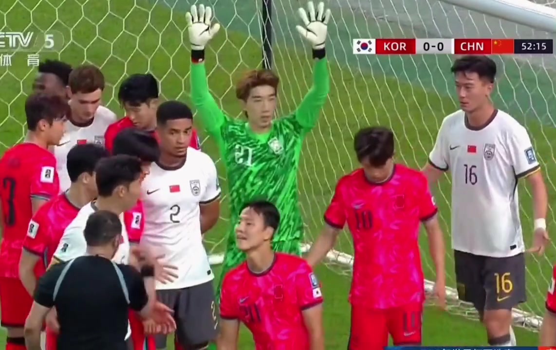 王大雷：你俩跟我玩老鹰抓小鸡呢，韩国门将：我更无语